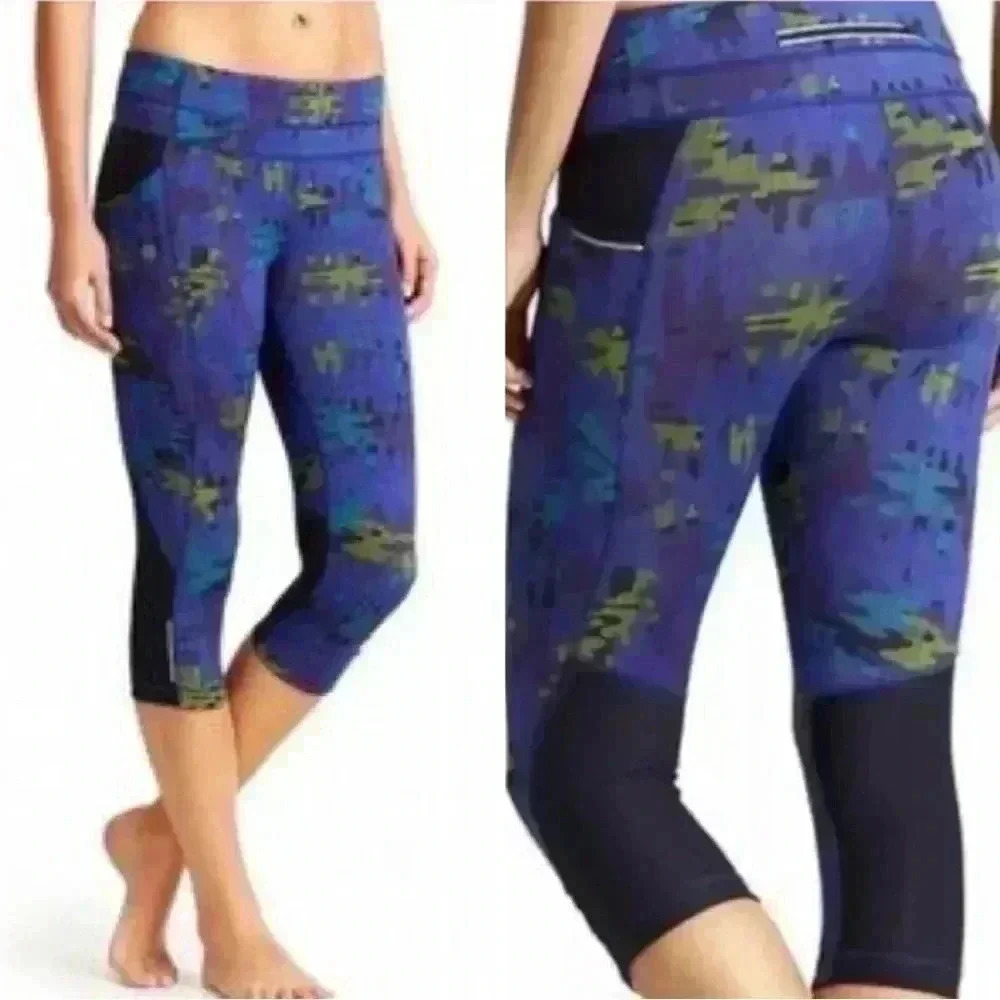 Athleta Be Free Printed Camo Capri Leggings Size Medium. Zipped phone pocket